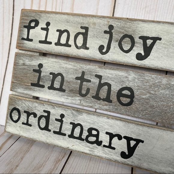 Wooden find joy sign with paper clip - Picture 4 of 6